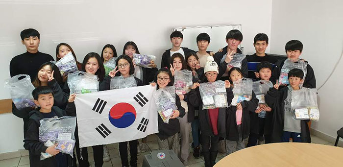  
Kim Yeon-su and Moon Jong-hyo meet children of ethnic Koreans in Bulgaria. 
